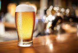 Een vers getapt glas bier op de bar